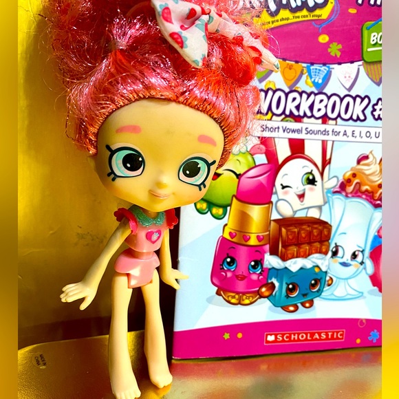 SHOPKINS SHOPPIES LUCY SMOOTHIE DOLL & SHOPKINS PHONICS BOOK - Picture 3 of 12